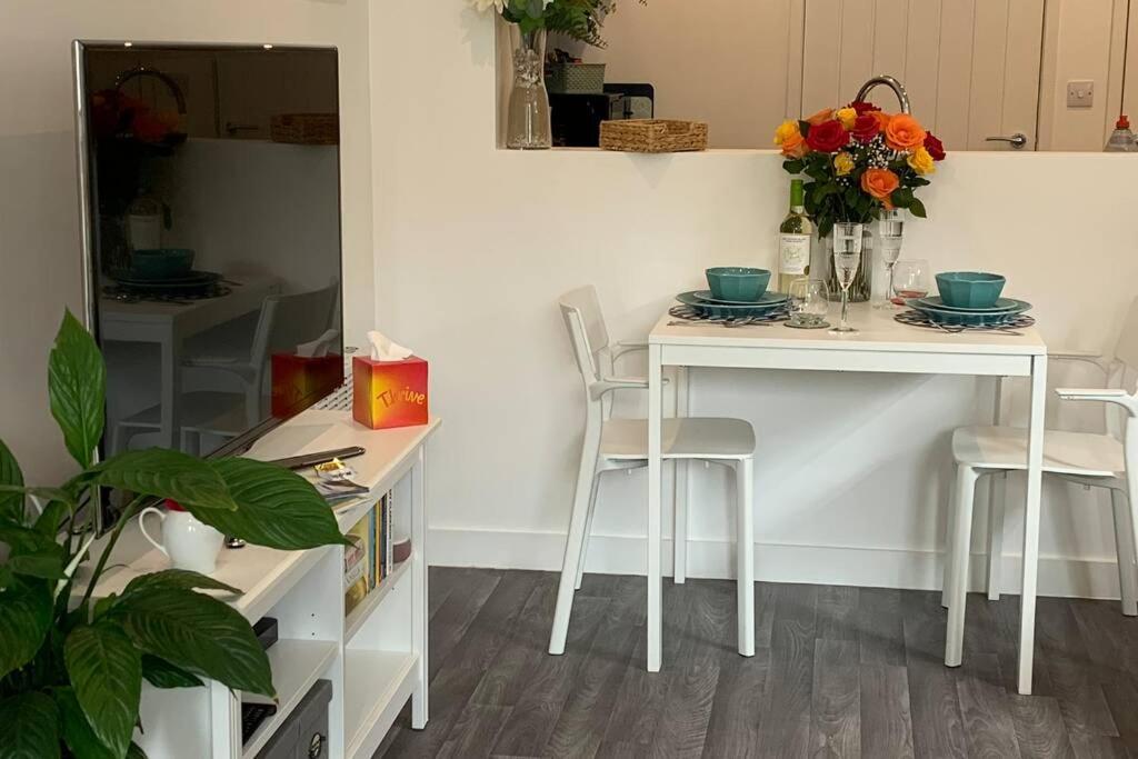 Bournemouth Nr Town Beach Train Coach Shops Lovely Entire Apartment Allows Quiet Good Dogs Exterior foto